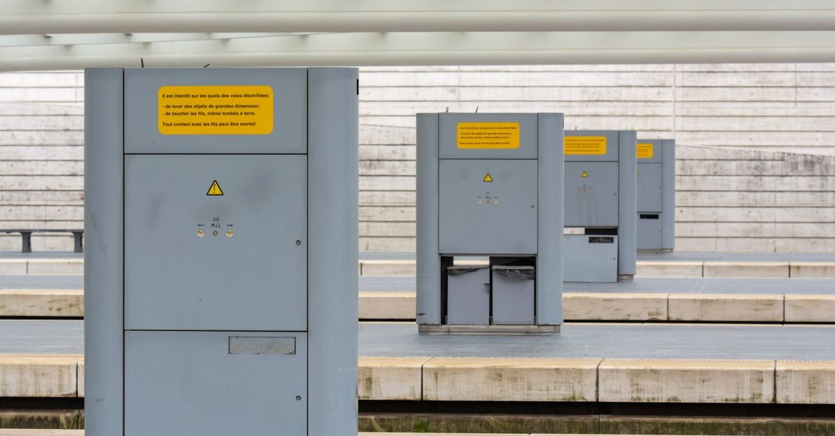 Regulatory Framework Optimizes Fast Charging Deployment in Distribution Networks