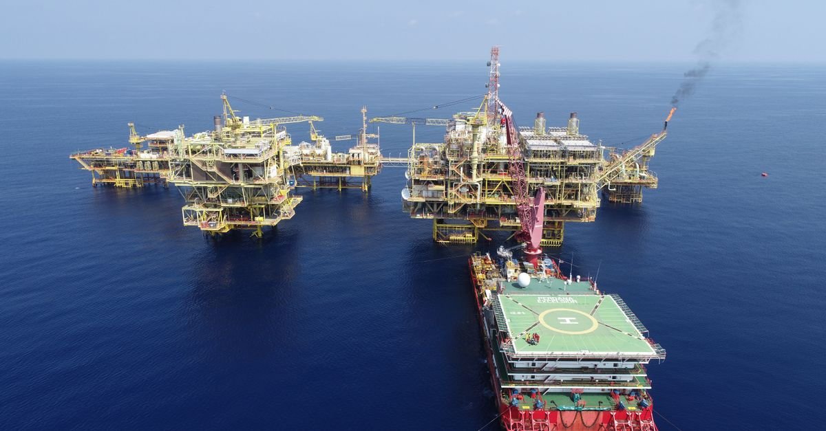 Venezuelan Oil Deal Sparks Political Backlash from Left and Right