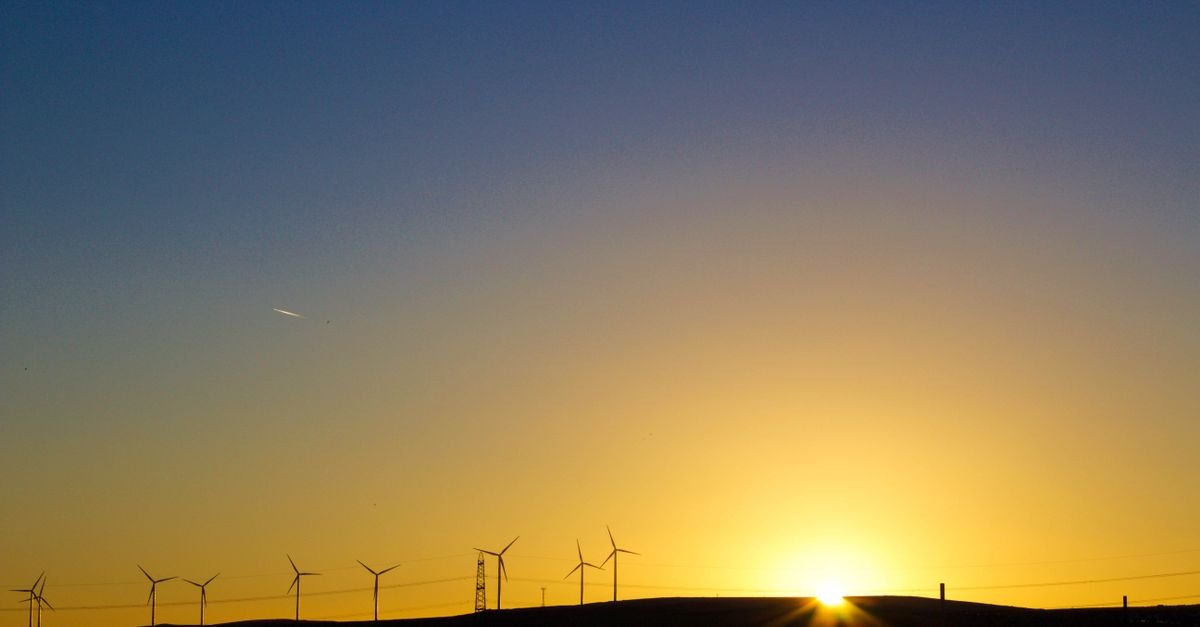 Hybrid PV/Wind/Battery Systems Cut Grid Outages 98% in Egypt