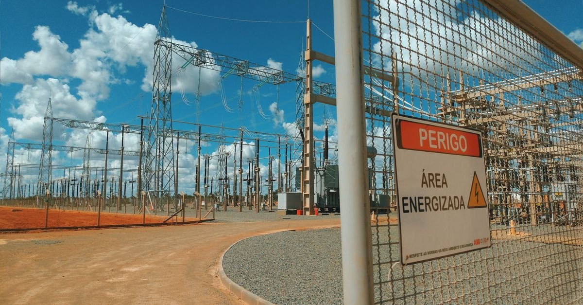Bi-Level Optimization Advances Renewable Energy Integration in Port Microgrids