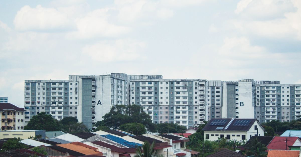 PEV Flexibility Cuts Community Energy Costs and Emissions Significantly