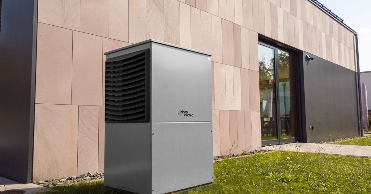 AI Algorithm Optimizes EV Charging Stations with Solar and Storage