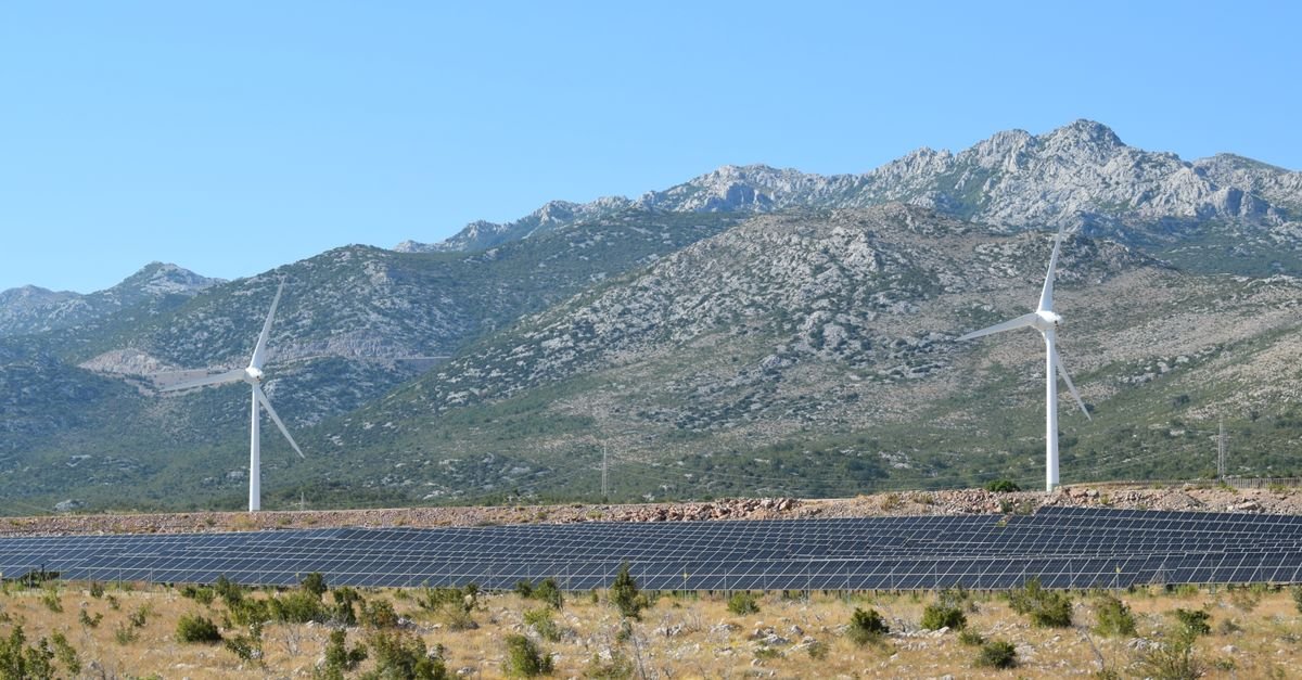 Bifacial solar modules outperform in India with strategic ground albedo design