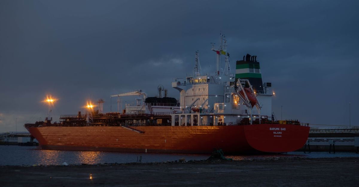 Houthi Advances Threaten Saudi Oil Exports and Red Sea Routes