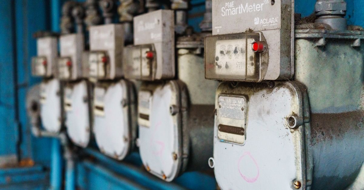 Reinforcement Learning Methods Transform Microgrid Energy Management Systems