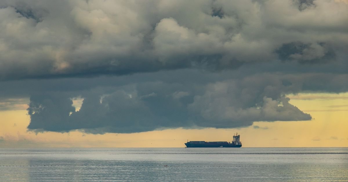 Oil Tankers Navigate Hormuz Despite Regional Tensions