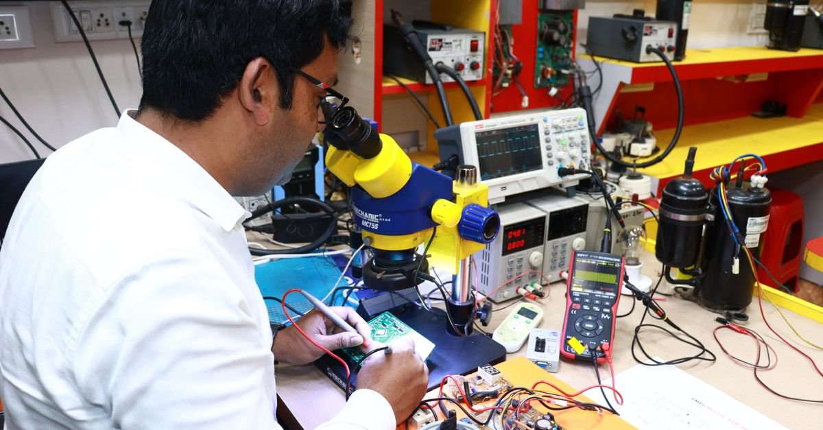 Lyapunov Control Improves Inverter Stability in Weak Grids
