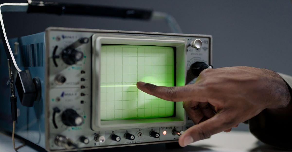 Stochastic Scheduling Improves Microgrid Resilience During Grid Outages