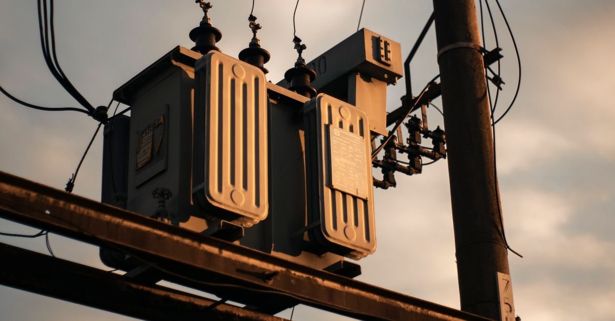 Multi-scale optimization improves microgrid-grid coordination during faults
