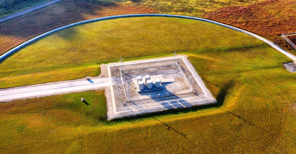 AI Control Reduces Wear in Variable-Speed Hydropower Pumps