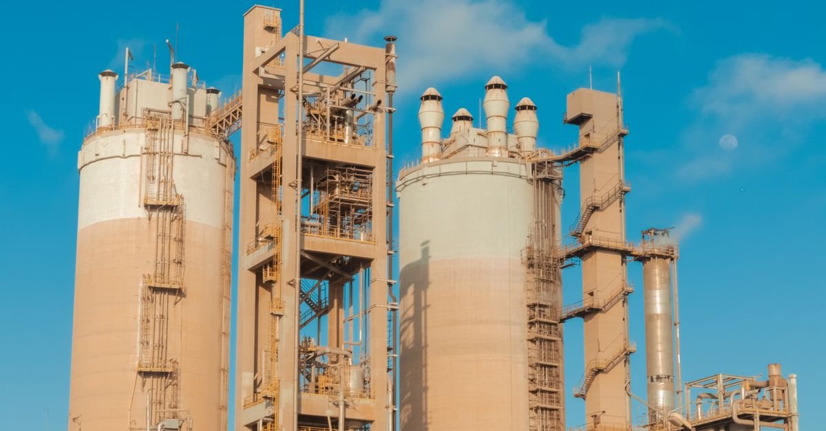 Saudi Arabia's Mega Green Hydrogen Plant Advances Despite Political Shifts