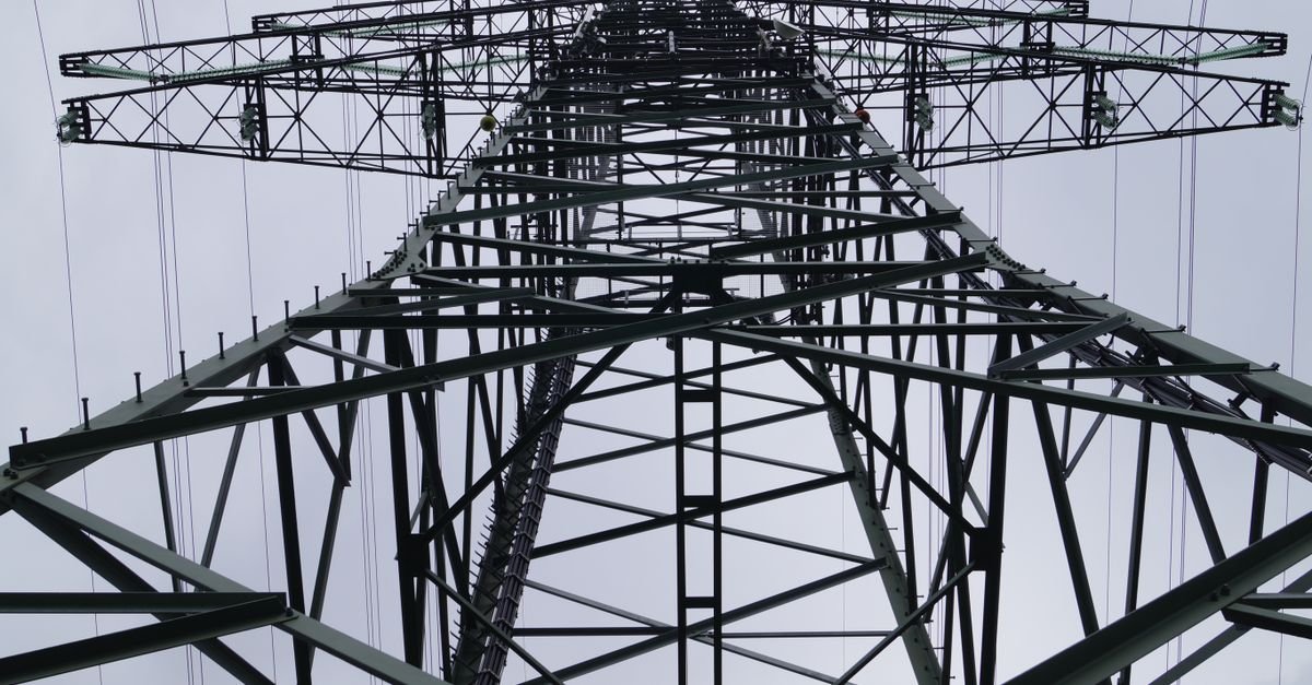 Traveling Waves Enable Precise Power Grid Time Synchronization