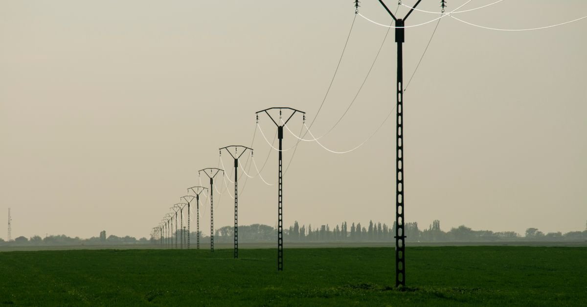 IoT Grids Get Smarter: Edge Computing Shields State Estimation from Noise