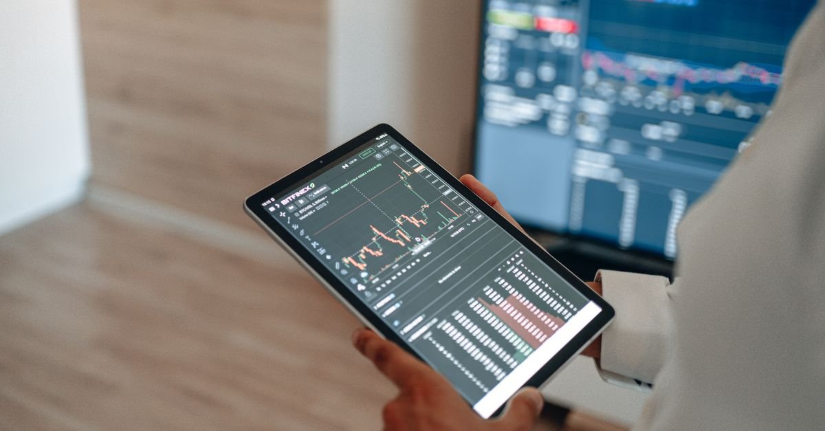 Machine Learning Enhances Carbon Intensity Tracking in Smart Grids