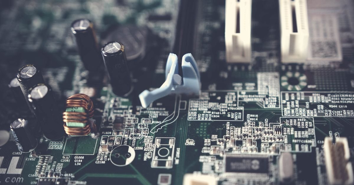 DC-Link Voltage Control Stabilizes Unbalanced Distribution Networks