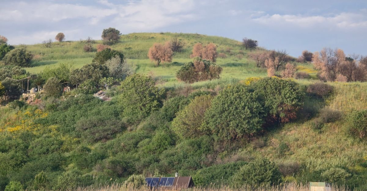 Hybrid Solar-Wind-Battery Systems Slash Off-Grid Costs and Emissions