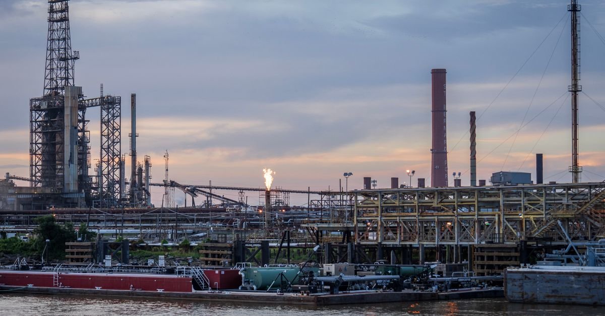 US Refineries Hit Record Production Amid Global Fuel Crisis