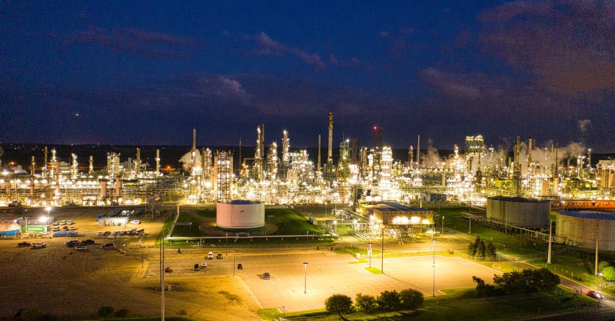 Oil Rallies on Trump Iran Sanctions; Market Shrugs at Rhetoric