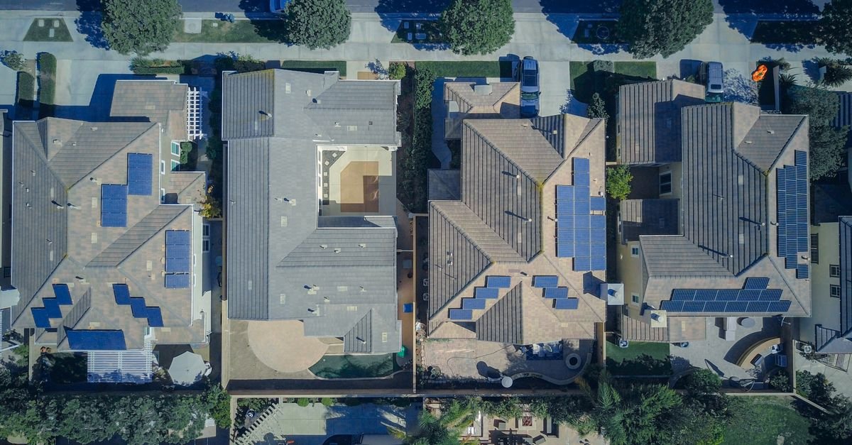 Carbon-centric market design empowers prosumers in demand response