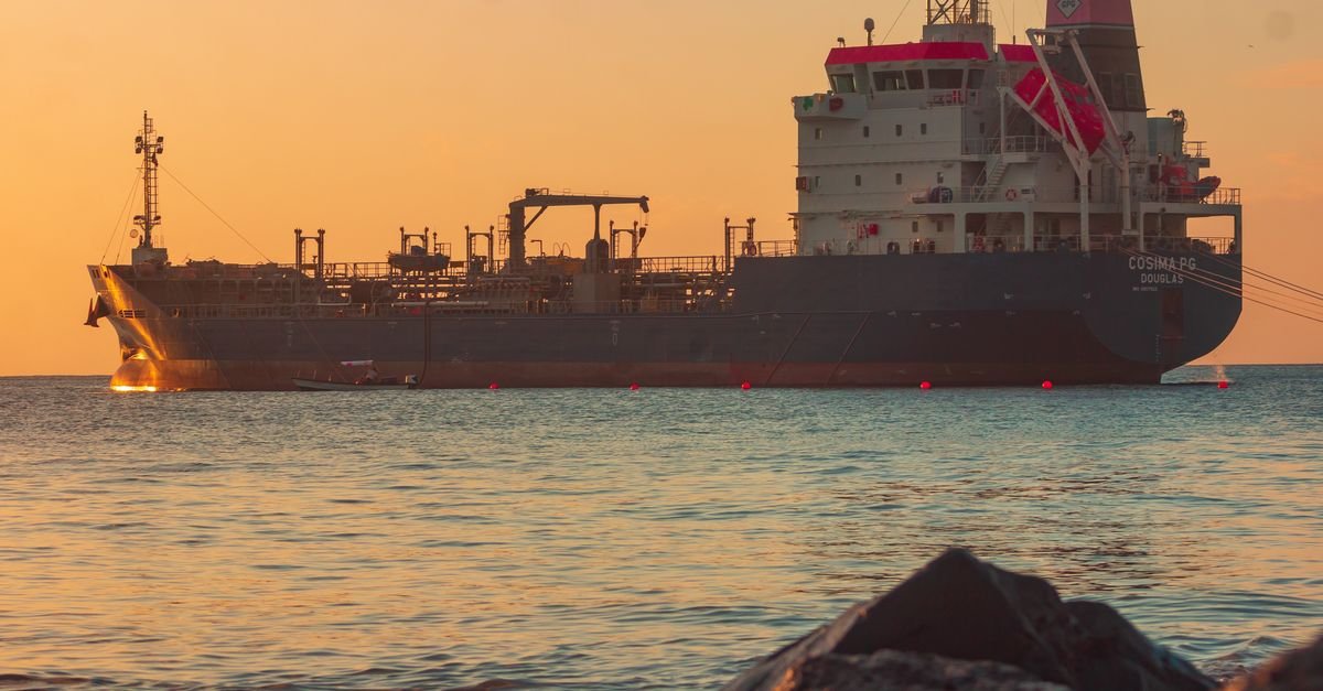 US Pauses Iran Strikes as Oman Mediates Hormuz Shipping Crisis