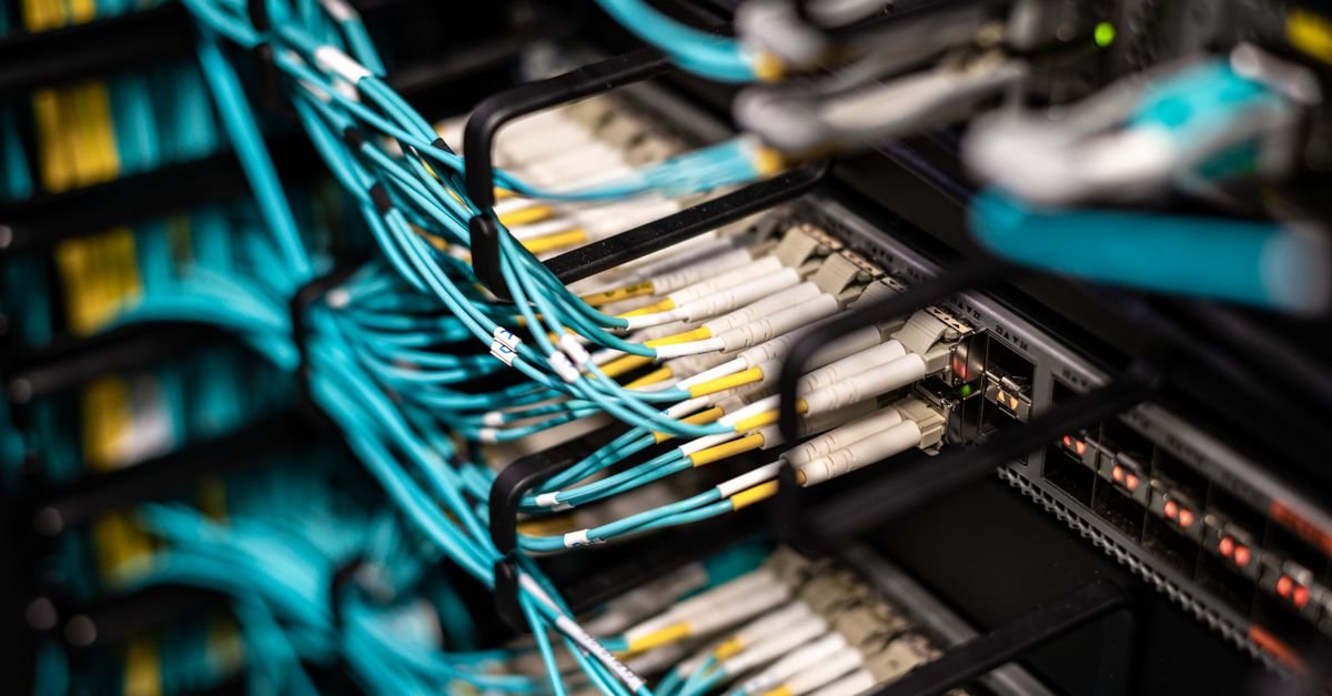 PLL-Free Control Strategy Stabilizes Data Center Power in Weak Grids