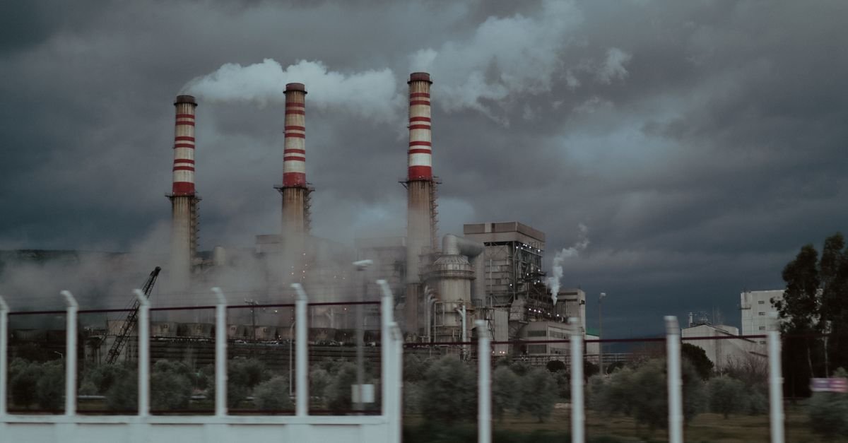 Australian Energy Bills Face Mixed Outlook Amid Price Restructuring