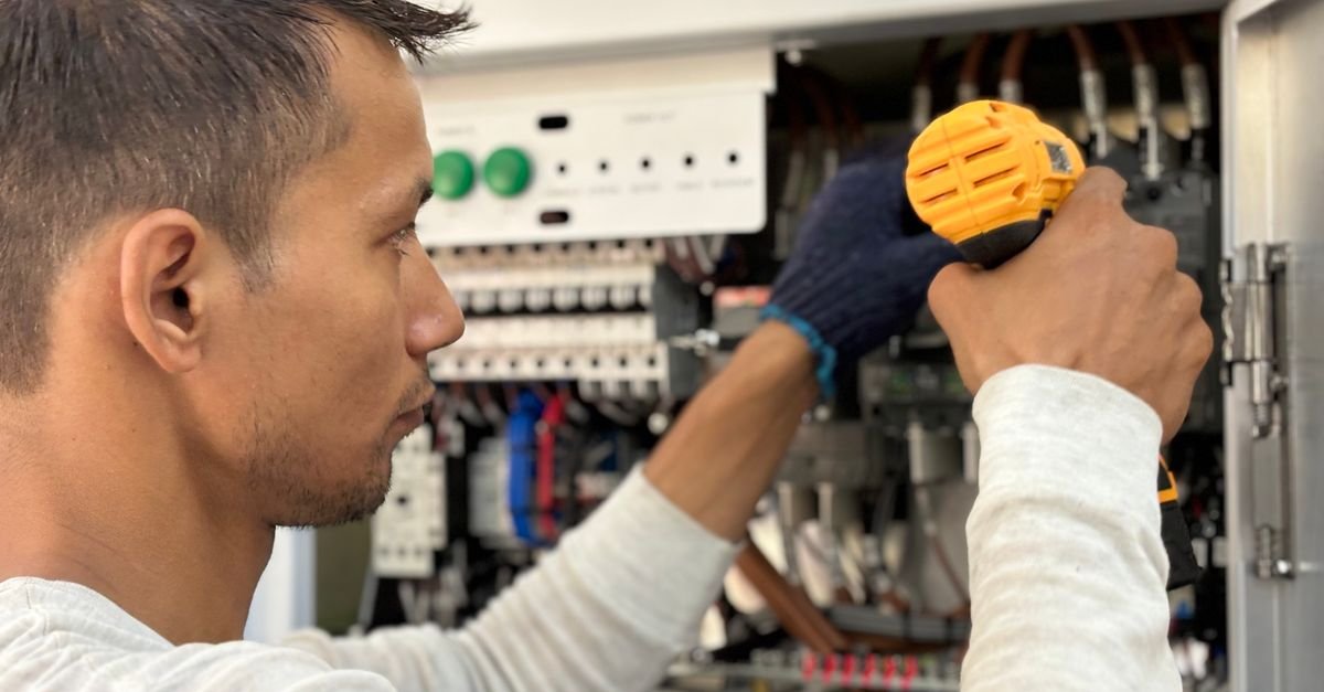 Fuzzy Control Boosts DC Microgrid Stability with Hybrid Battery-SMES Storage