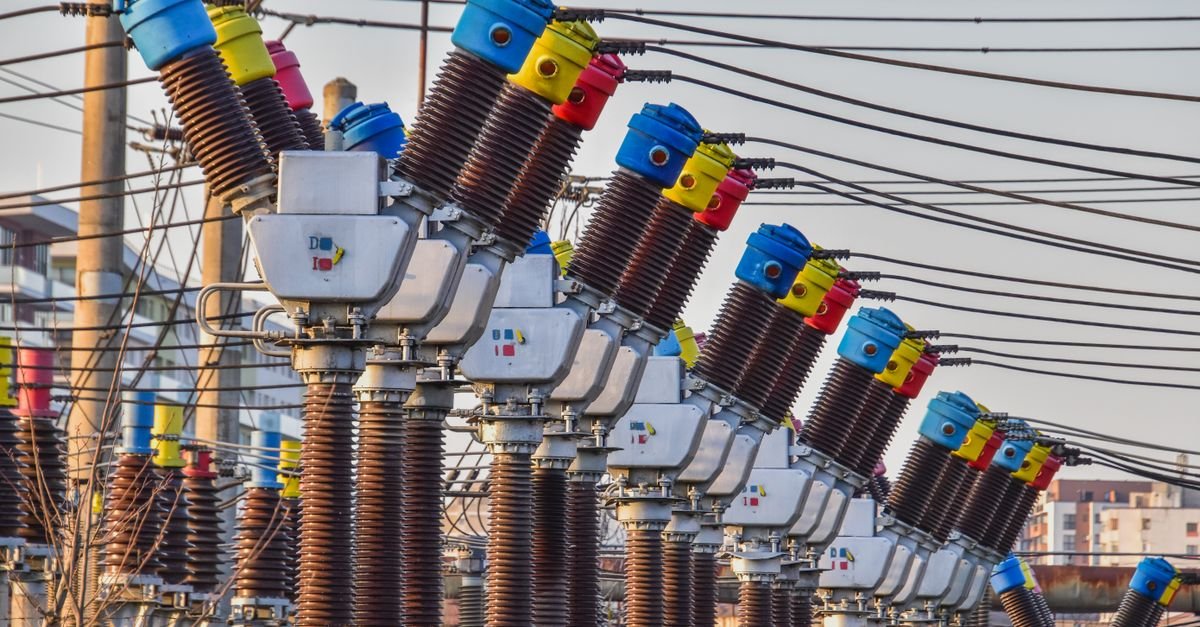 Coordinated Control Strategy Improves Voltage Stability in Hybrid HVDC Systems