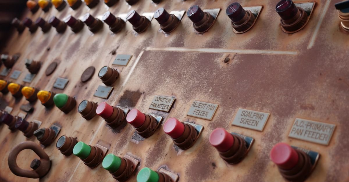 Carbon-Aware Dispatch Optimizes Microgrids With Three-Port Converters