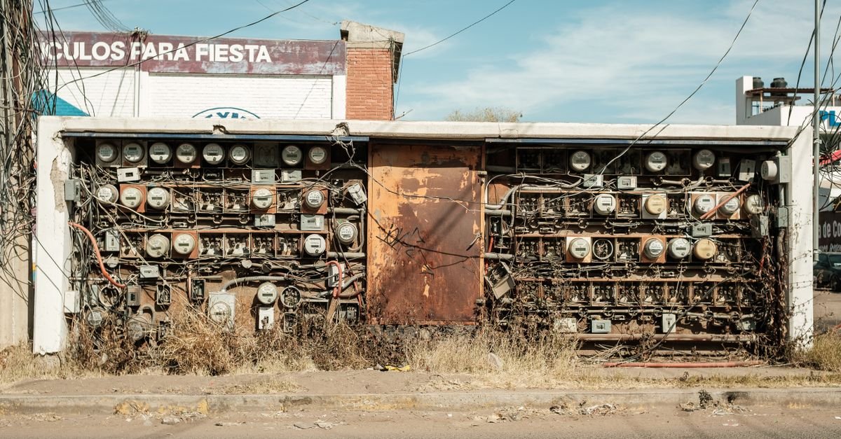 Distributed Pricing Algorithm Optimizes Energy Community Demand Scheduling
