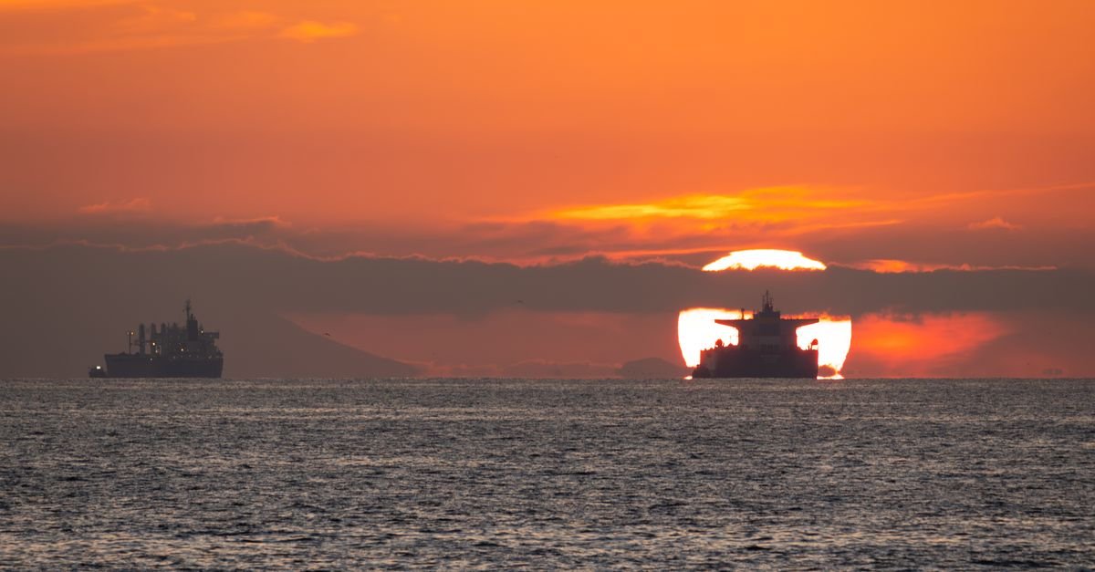 Oil Retreats From Four-Month Peak Amid Middle East Supply Tensions