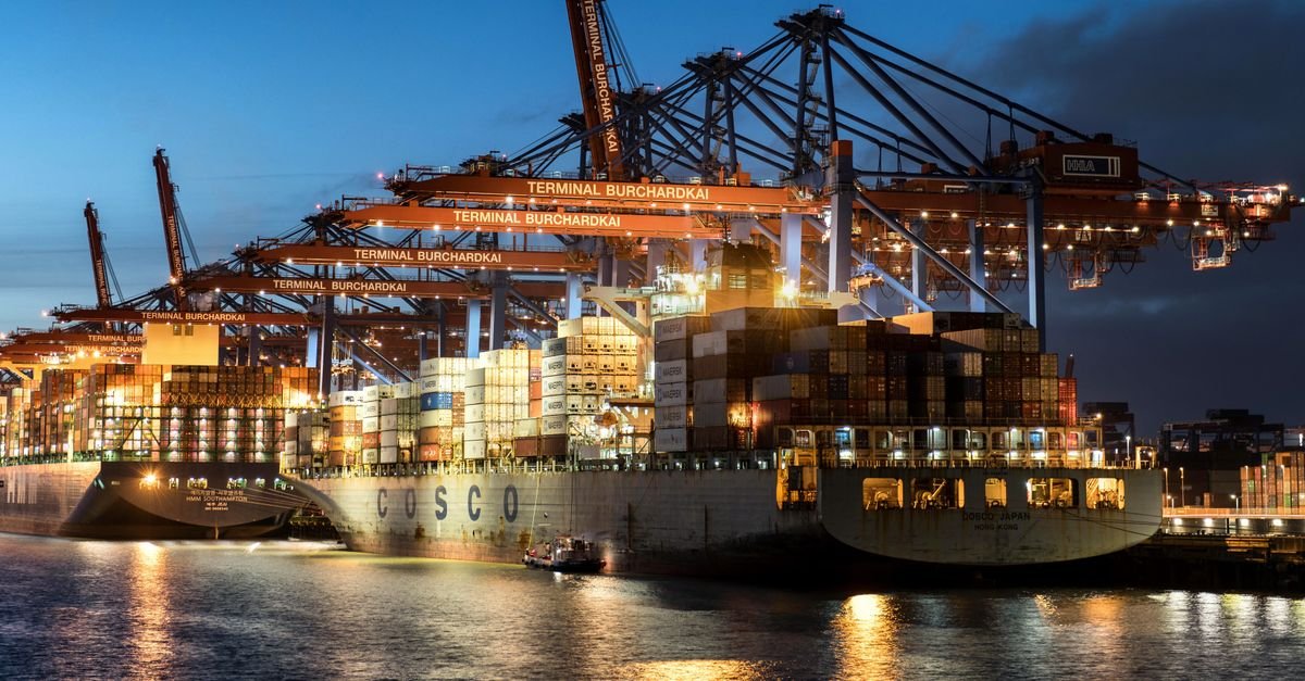 Smart Ports Cut Emissions with Distributed Solar and Battery Storage